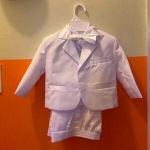 NWOT baby boy white suit size Medium 6-12months